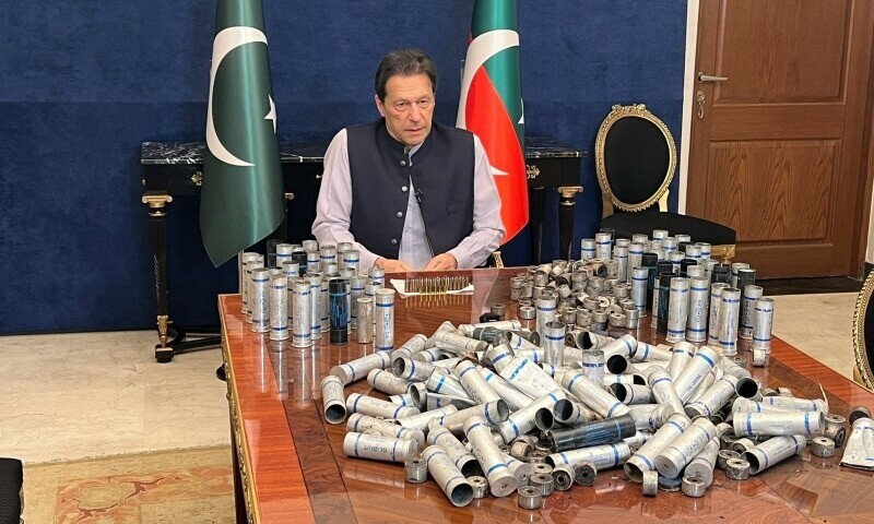 World journalists tweet Imran Khan&rsquo;s iconic teargas shells image