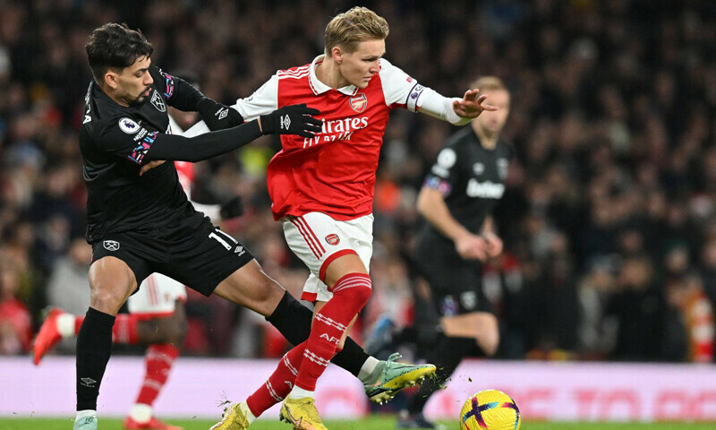 Arsenal seek to pull clear of City as Premier League strugglers battle