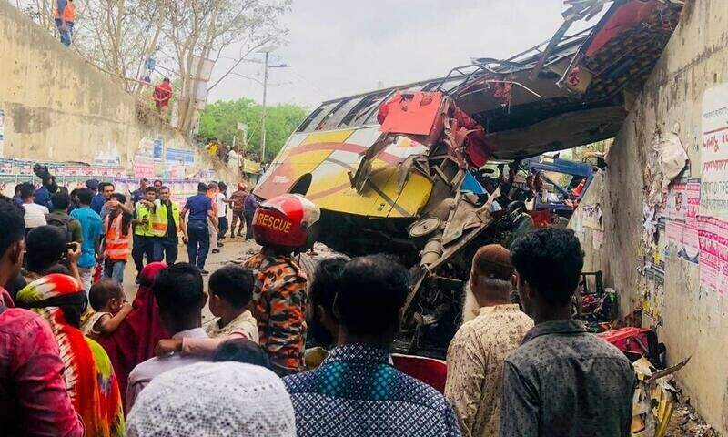 Bangladesh bus crash kills 19