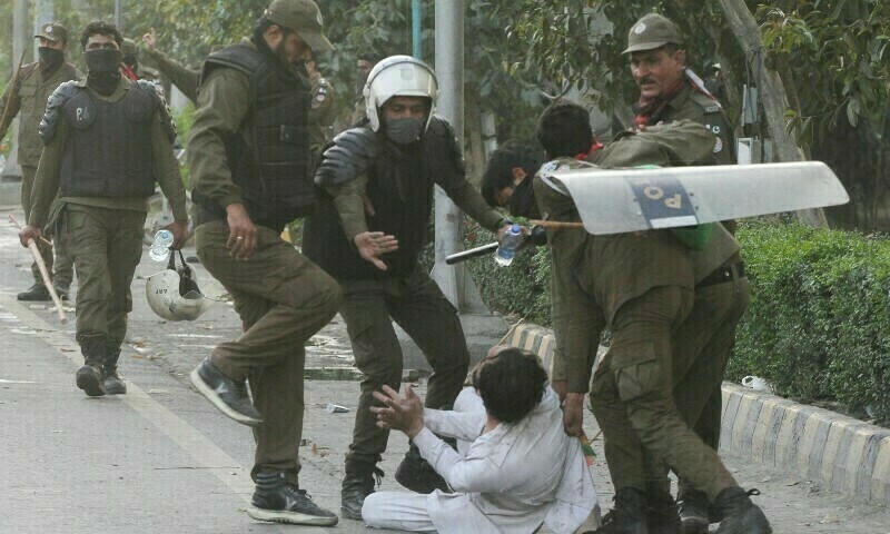 Police crack down on PTI in Lahore and Islamabad