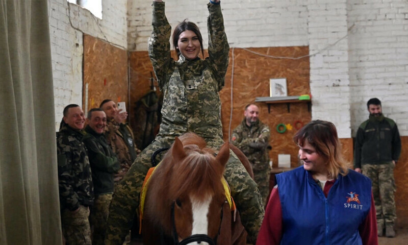 Ukraine soldiers ride out war stress with horse therapy