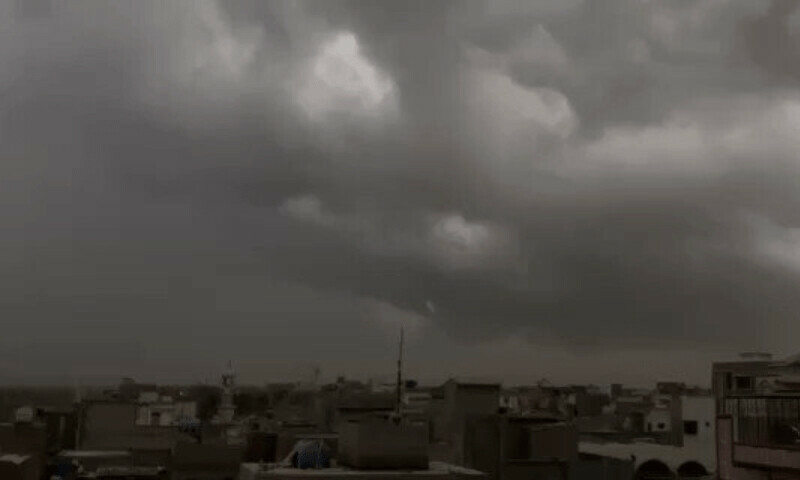 Part of Karachi receive moderate rain with strong winds