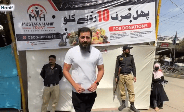 Police provide security to discounted fruit, vegetable stalls in Karachi