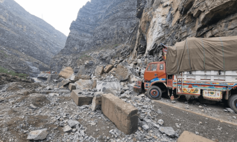 Landslides suspend traffic on KP-Balochistan highway