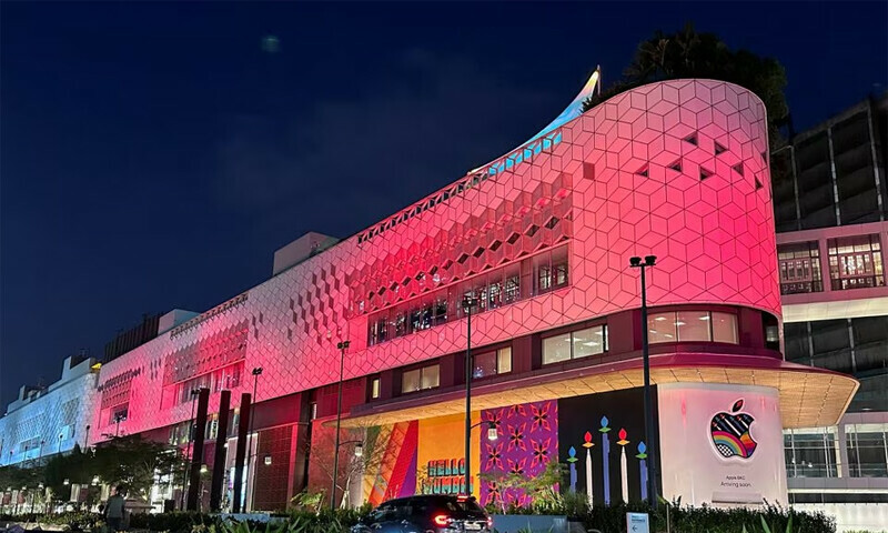 Apple says &lsquo;Hello Mumbai&rsquo; at first India store launch