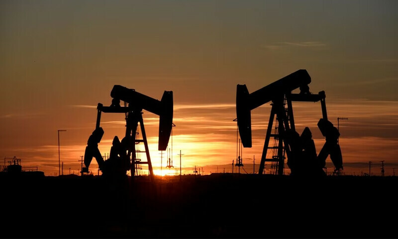 Oil falls as weak US economic data stokes recession fears