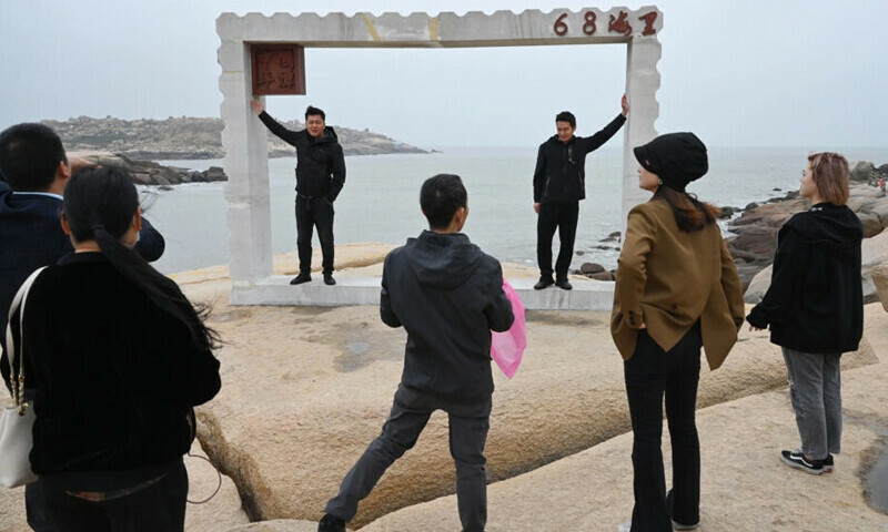 Chinese tourists to Taiwan Strait shrug off beefed-up security patrols