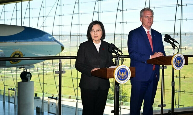 China sends warships and aircraft around Taiwan for second day