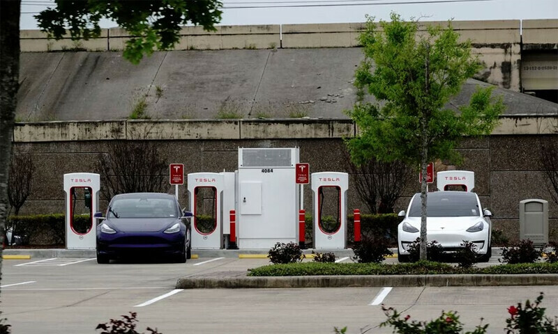 Tesla cuts prices in US to spur demand