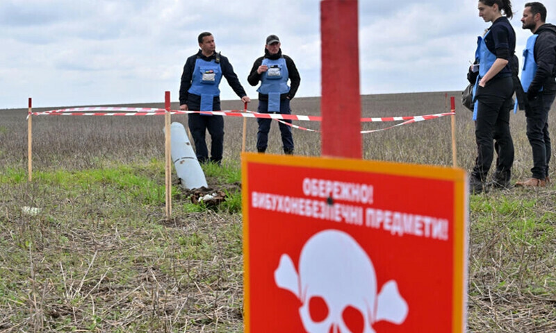 Ukraine farmer risks life clearing shells from fields