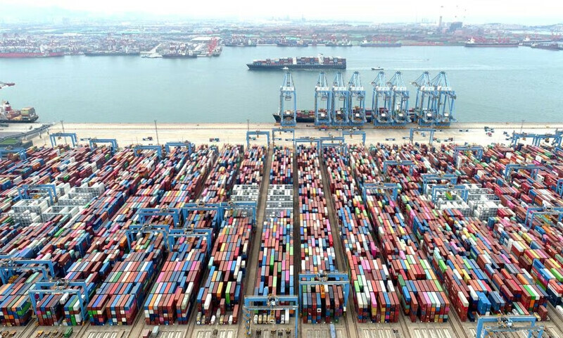 China&rsquo;s exports rise unexpectedly, but economists warn of weakness ahead