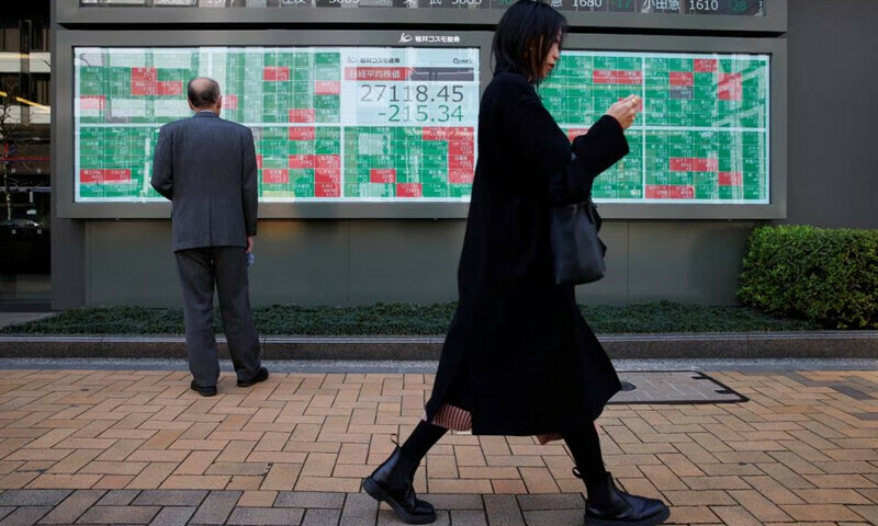 Asia shares gain as Singapore stops tightening, euro climbs