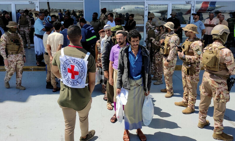 Major Yemen prisoner swap under way as first plane leaves