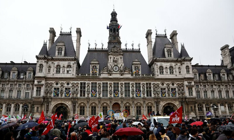 France&rsquo;s Macron signs contested pension bill into law