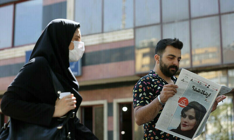 Iran police begin crackdown on headscarf violators