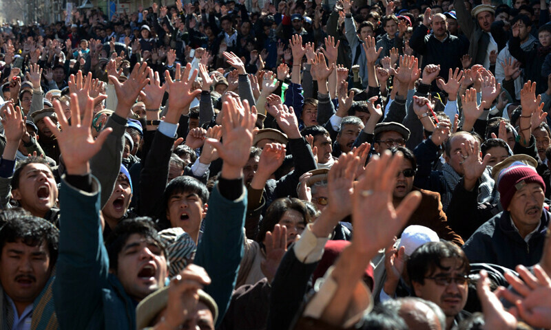 In high-stakes standoff, experts call for learning from past mistakes