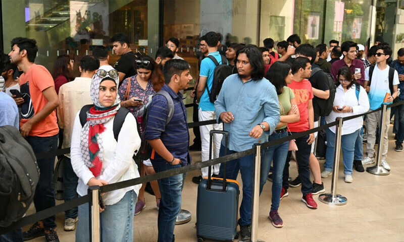 Apple opens first India store in market push