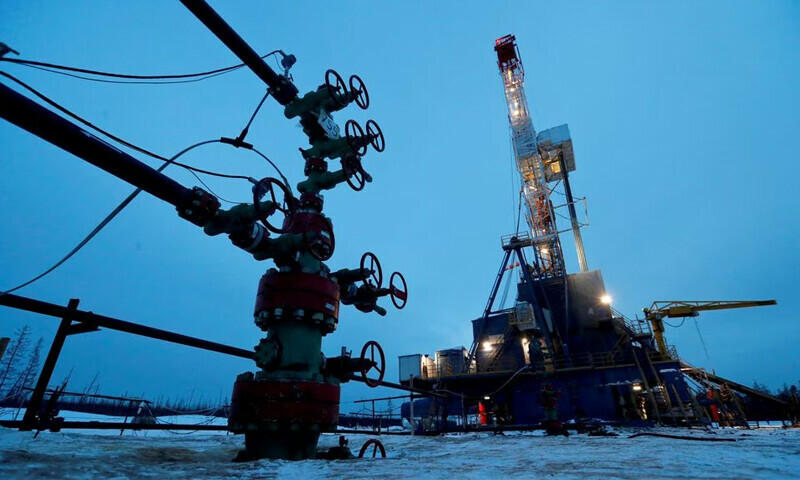 Oil edges up as China&rsquo;s economy gathers pace