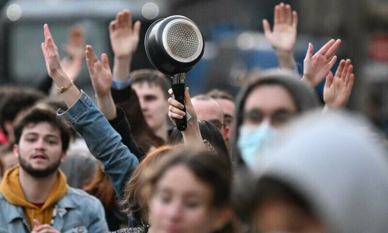 Thieves loot gold shop during French pension protest