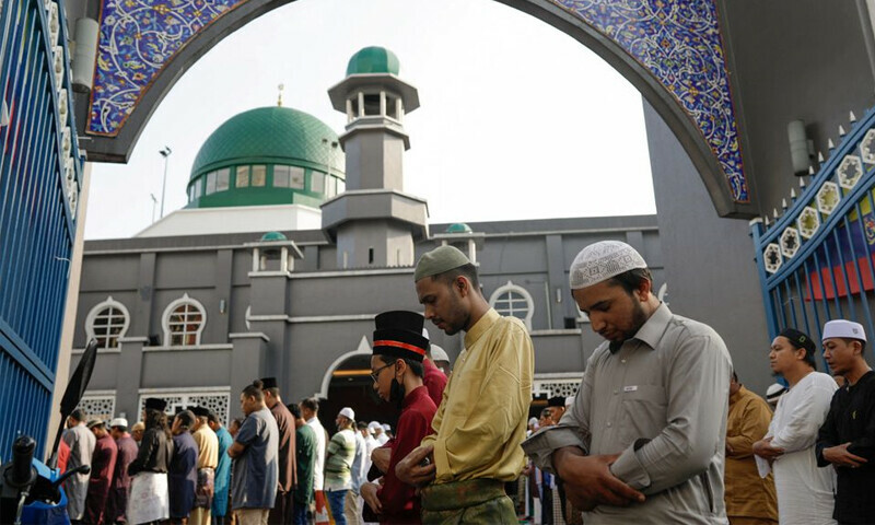 Indonesian, Malaysian Muslims celebrate Eid al-Fitr as COVID fears recede