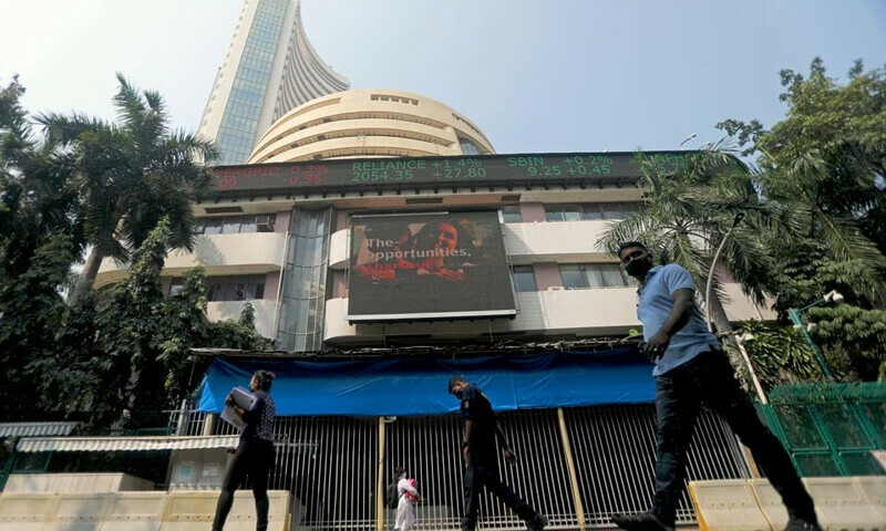 Indian shares flat ahead of key earnings; IT, pharma stocks slide