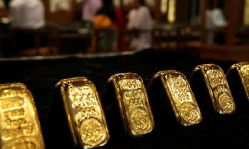 Gold holds tight range as traders seek direction from US data
