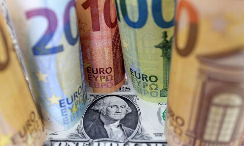 Euro near one-year peak as US economic risks weigh on dollar