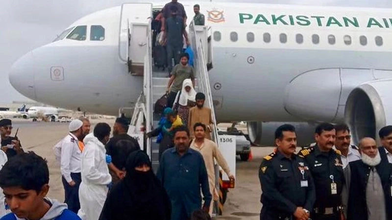 First batch of Pakistanis evacuated from Sudan reaches Karachi