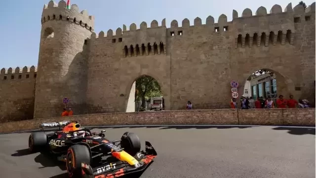 Verstappen fastest in chaotic Baku practice