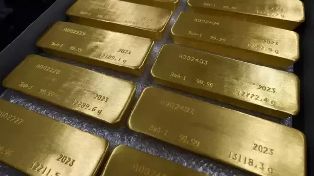 Gold slips on firmer dollar, spotlight on Fed meeting