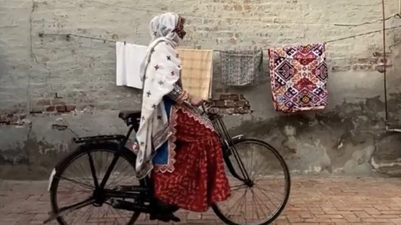 Pakistan&rsquo;s Dera woman starts Wes Anderson challenge on social media