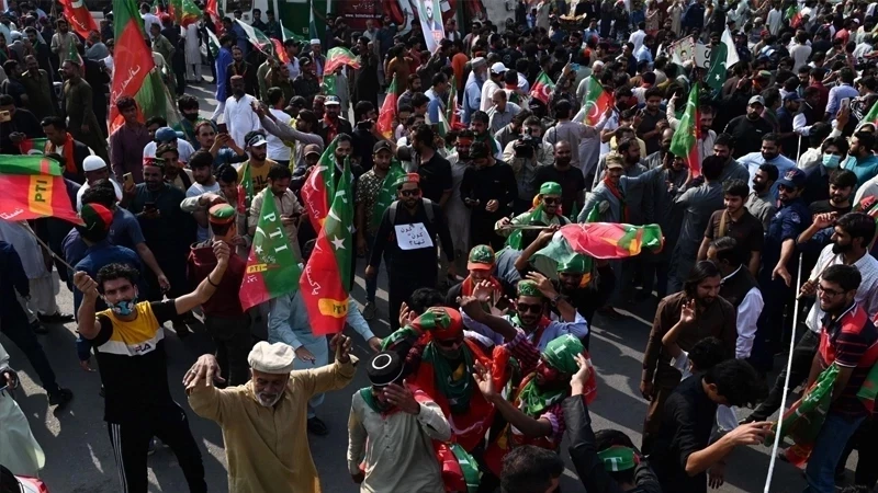 Imran announces public rallies from May 14