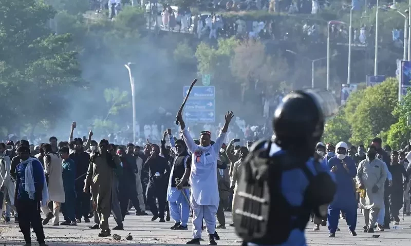 Army calls out PTI for mob attacks, warns of &lsquo;serious&rsquo; retaliation