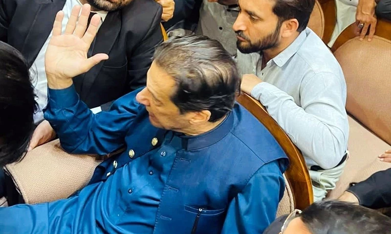 This way or that way: Imran&rsquo;s unprecedented hearing at SC