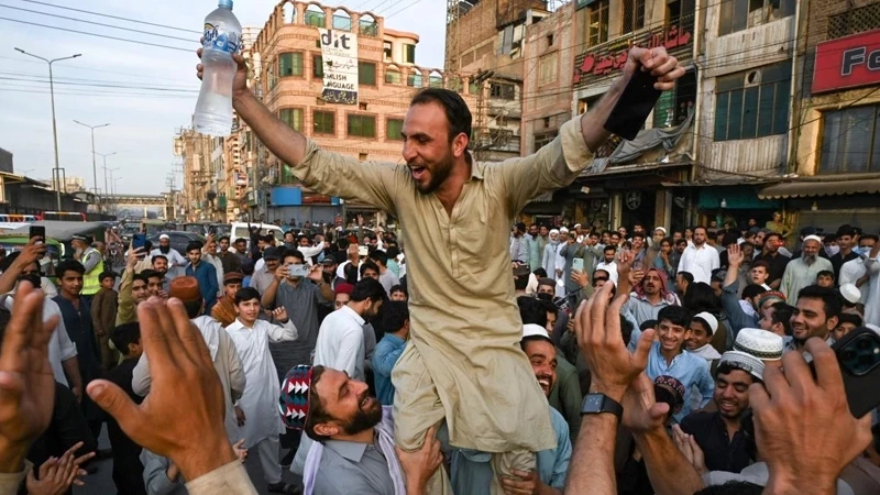 Imran Khan&rsquo;s release: PTI celebrations in pictures