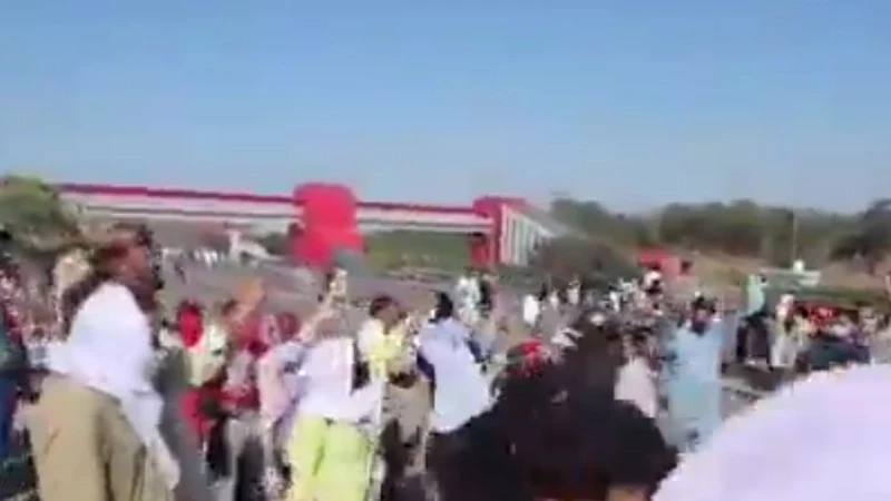 PTI protestors burn down police van on Islamabad&rsquo;s Sringar Highway