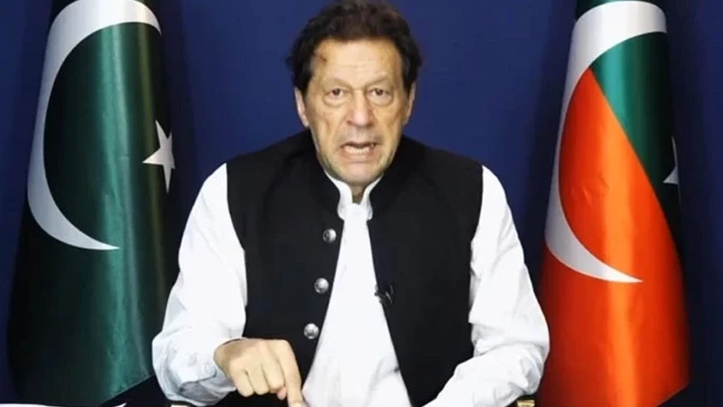 Imran Khan foresees ban on PTI, himself in jail under &lsquo;London plan&rsquo;