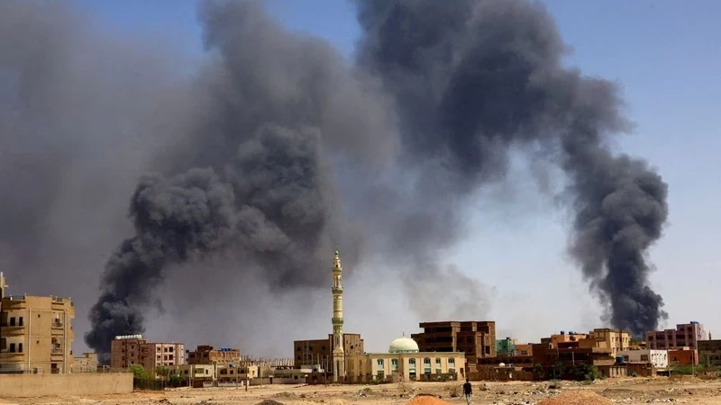 Air strikes hit Khartoum&rsquo;s outskirts as Sudan&rsquo;s war enters sixth week