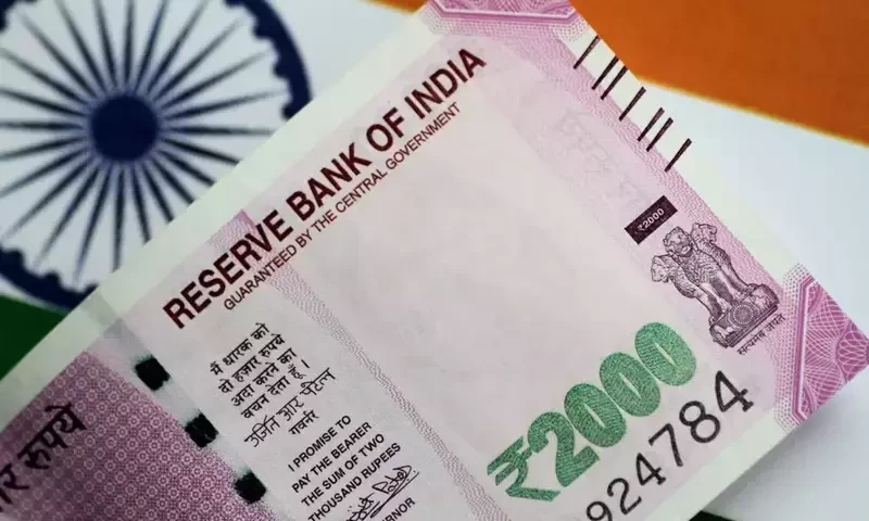 Indian rupee poised to weaken after central bank pulls 2,000-rupee notes