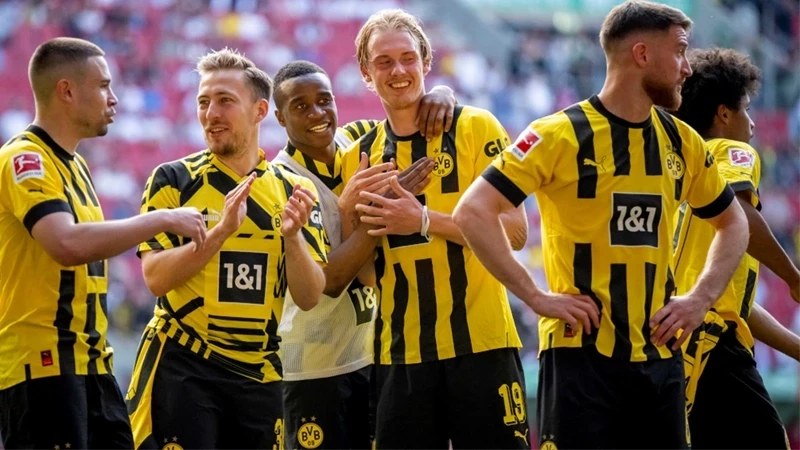 Dortmund could end Bayern&rsquo;s reign as Bundesliga title race goes to the wire