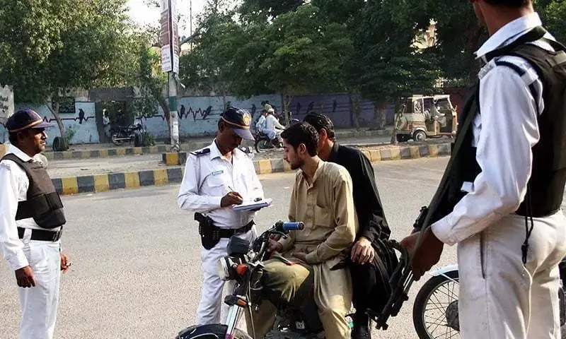 Traffic police officer restores faith in humanity: Returns money to distraught citizen