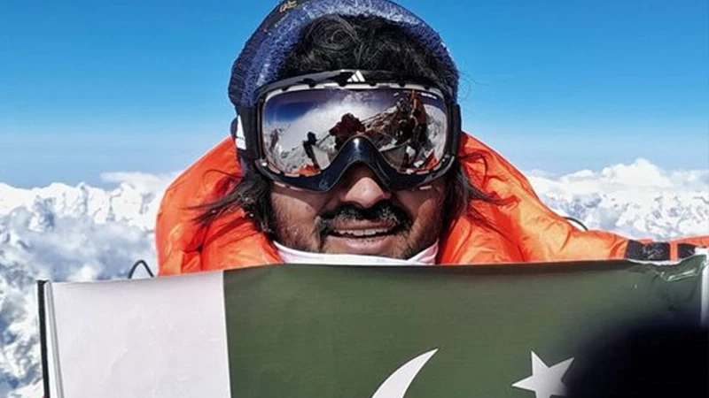 Relive Memon&rsquo;s Everest summit as he becomes first person from Sindh to do so