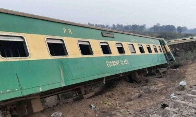 Rail traffic suspended as several bogies of train derail near Rohri