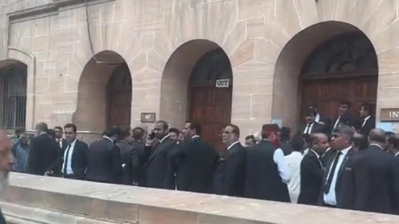 Lawyers put lock on Sindh High Court to protest against daring female judge