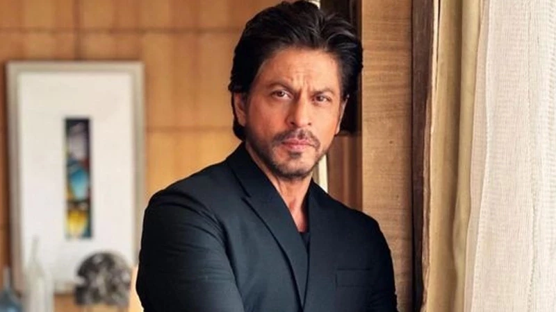 Shah Rukh Khan surprises female fan living with cancer