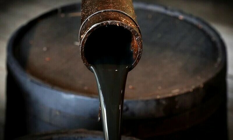 Oil falls on conflicting OPEC+, Russia messages amid stronger dollar