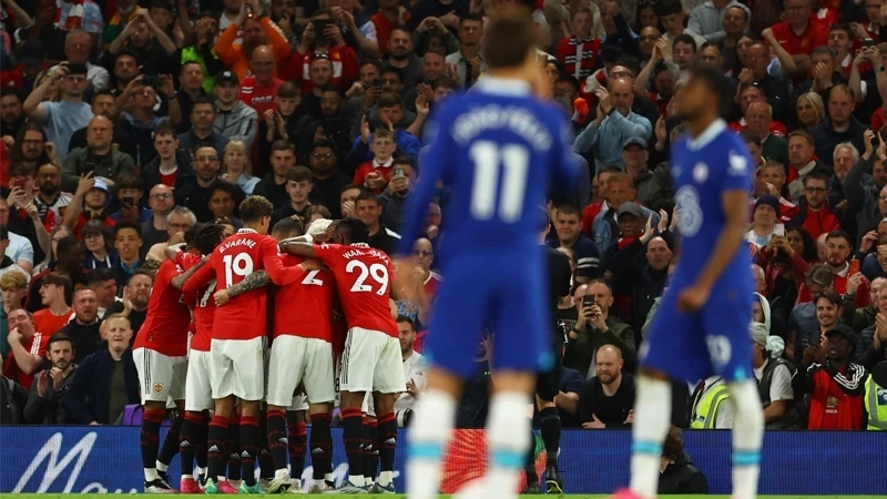Manchester United back in Champions League with 4-1 rout of Chelsea
