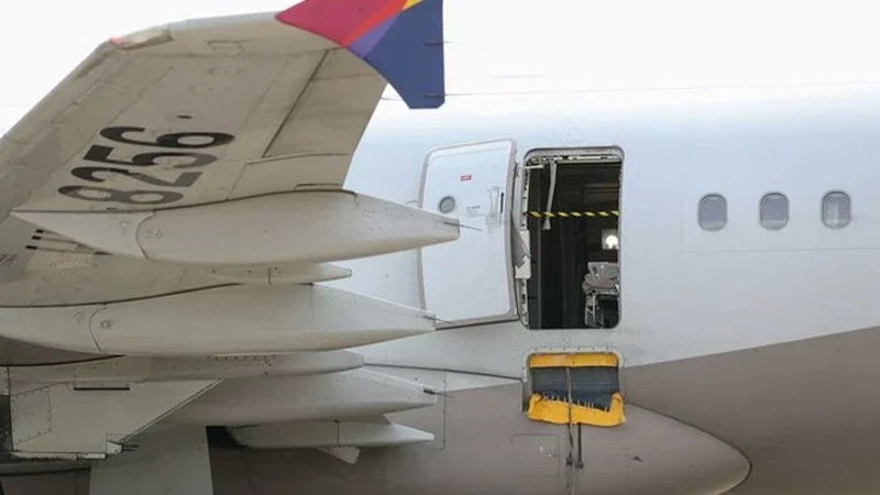 Watch: Passenger opens Asiana plane door in mid-air