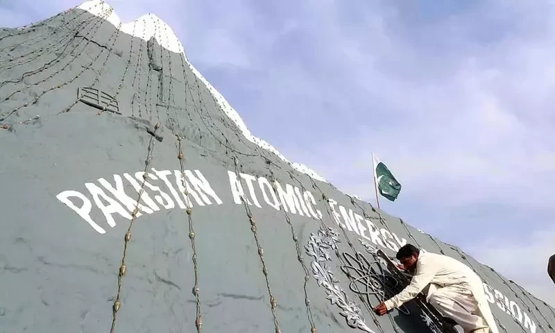 Armed forces pay tribute to &lsquo;brilliant minds&rsquo; on silver jubilee of Youm-i-Takbeer