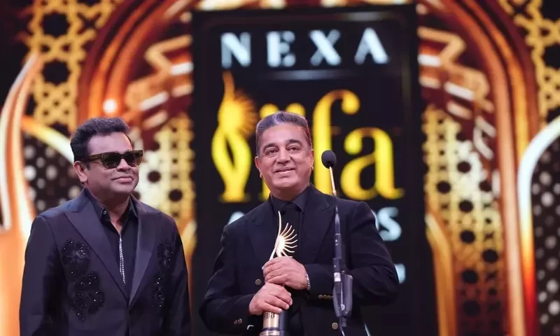  Music maestro gave the the IIFA trophy for ‘Outstanding Achievement in Indian Cinema’ to actor Kamal Haasan. Photo via Twitter/@IIFA 